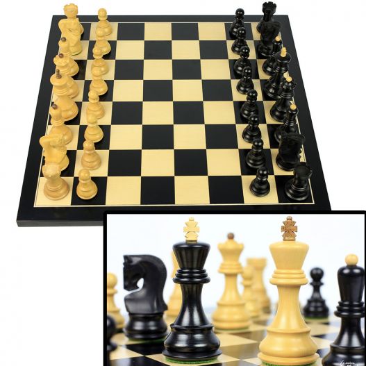 Jeu d'échecs sculpté en bois