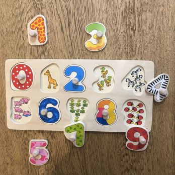 Planche de bois avec puzzle coloré alphabet et chiffre • Enfant World