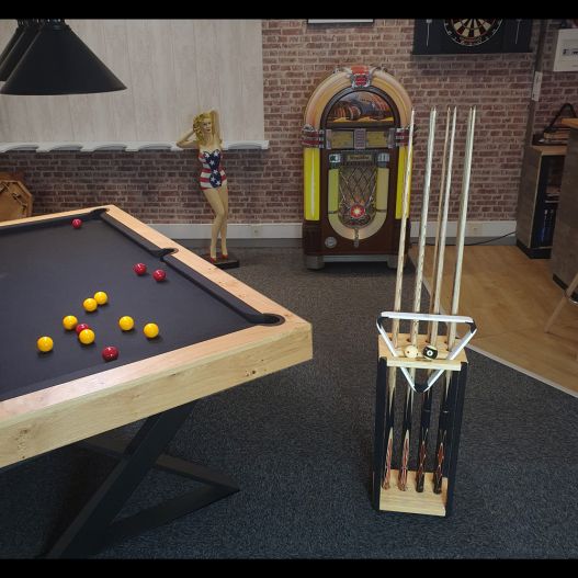 Râtelier à queues de billard en bois massif. Fait en France