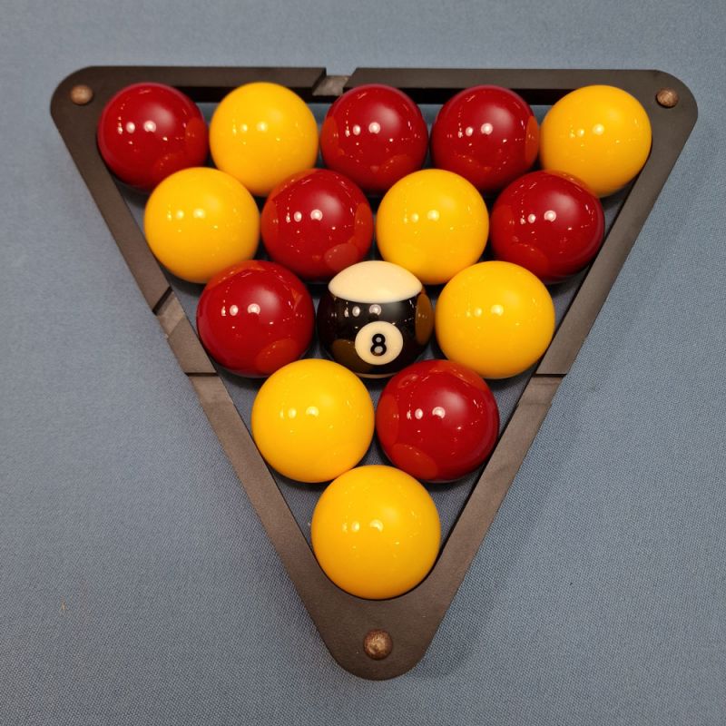 Cue De Billard Et Boules De Billard Dans Un Triangle Sur Une Table