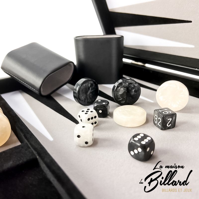 Des backgammon en cuir noir