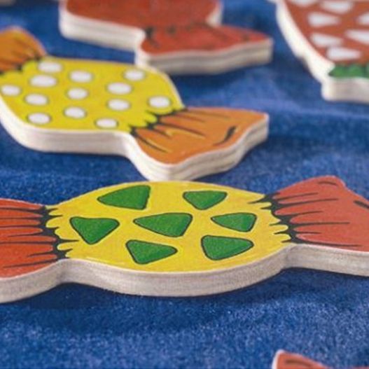 Gros plan sur des pièces en bois colorées en forme de bonbons du jeu Candy Beleduc