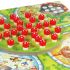 Gros plan sur le plateau central du jeu Hexenküche Beleduc avec des champignons rouges en bois disposés pour une partie