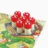 Zoom sur sept champignons rouges en bois placés sur une illustration de chaudron du plateau de jeu Hexenküche Beleduc