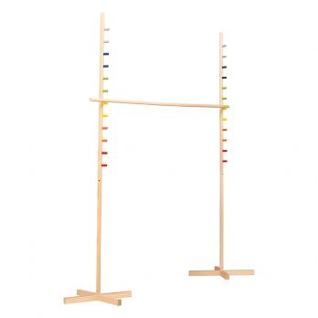 Structure de limbo en bois avec barre transversale réglable et montants gradués de couleurs.