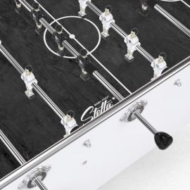 Gros plan sur les joueurs en aluminium du baby-foot Stella Star blanc et bois