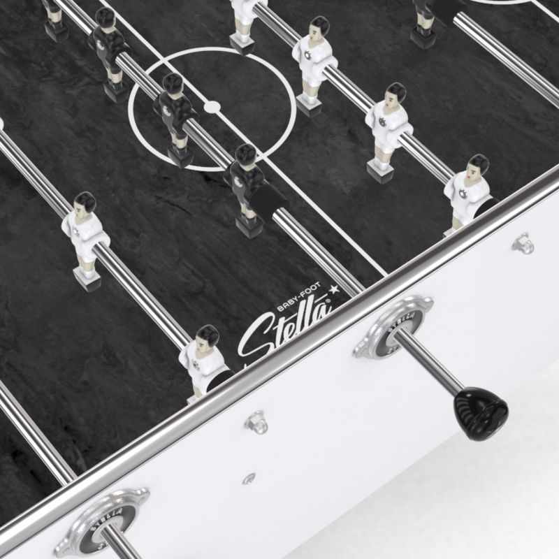 Gros plan sur les joueurs en aluminium du baby-foot Stella Star blanc et bois