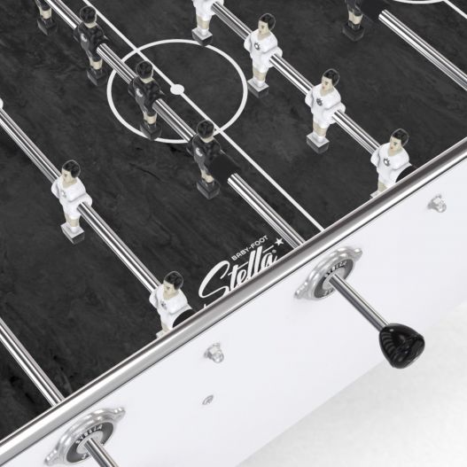 Gros plan sur les joueurs en aluminium du baby-foot Stella Star blanc et bois