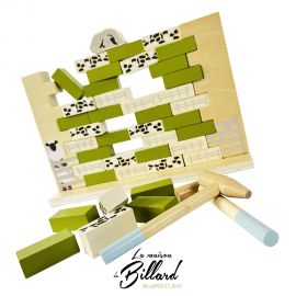 Jeu de démolition Small Foot avec briques en désordre et maillets posés devant le mur partiellement effondré
