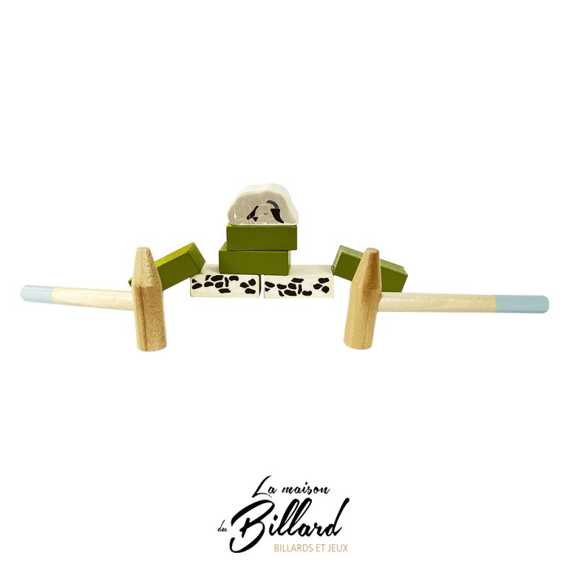 Éléments du jeu de démolition avec figurine de mouton sur briques effondrées et deux maillets en bois