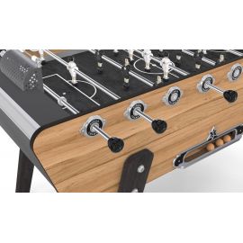 baby-foot Champion Collector Outdoor, plan rapproché sur le terrain Gerflex noir et la plaque métallique pour signature sonore