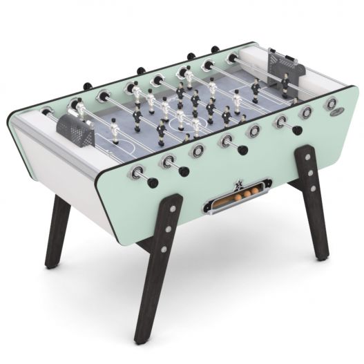 baby-foot Champion Collector Outdoor vert pastel avec caisse HPL et pieds en moabi sur terrasse