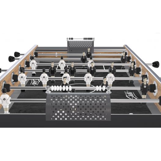 Vue rapprochée des joueurs en aluminium du baby-foot Champion Collector Bi-couleur effet chêne et côtés noirs