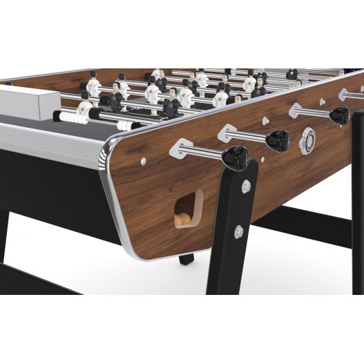Zoom sur le baby-foot Stella Home Warmia effet noyer, détails des barres de jeu et des joueurs vissés.