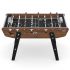 Zoom sur le baby-foot Stella Home Warmia avec détails des joueurs vissés et surface de jeu noire en Gerflex