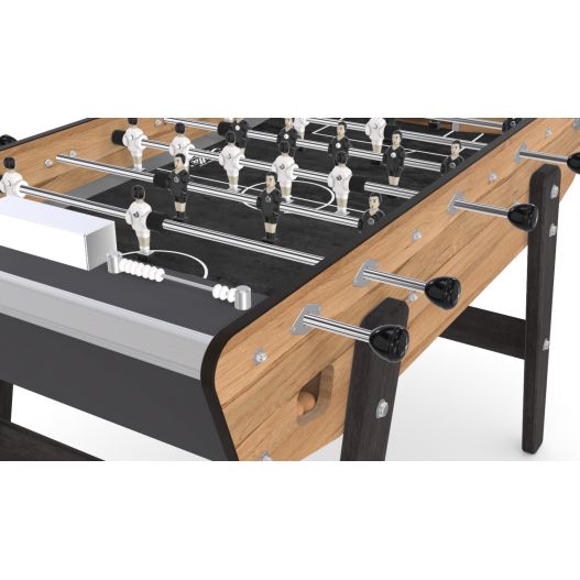 Plan rapproché des joueurs noirs et blancs sur la surface de jeu du baby-foot Home Outdoor.