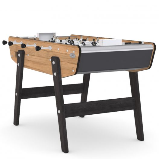 Vue de biais du baby-foot Home Outdoor, montrant les pieds noirs et la surface de jeu noire.