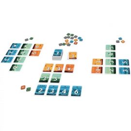 Disposition d’une partie du jeu Verso avec cartes, jetons et plusieurs combinaisons sur la table.