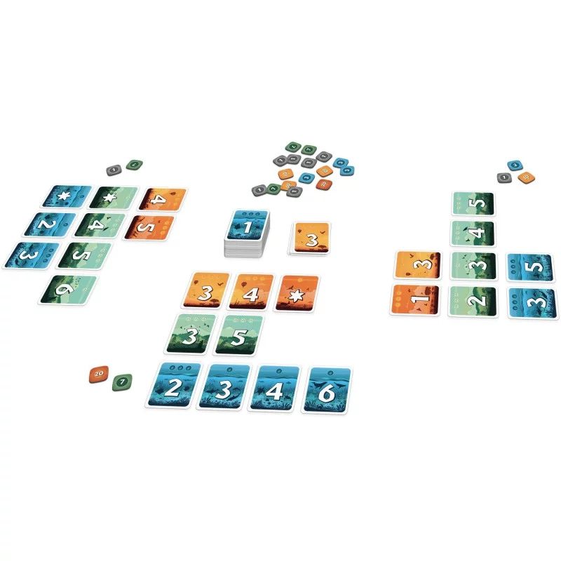 Disposition d’une partie du jeu Verso avec cartes, jetons et plusieurs combinaisons sur la table.