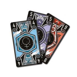 Trois cartes du jeu Aurum aux motifs alchimiques et couleurs bleu, violet et rouge.