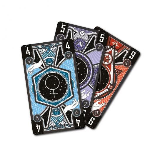 Trois cartes du jeu Aurum aux motifs alchimiques et couleurs bleu, violet et rouge.
