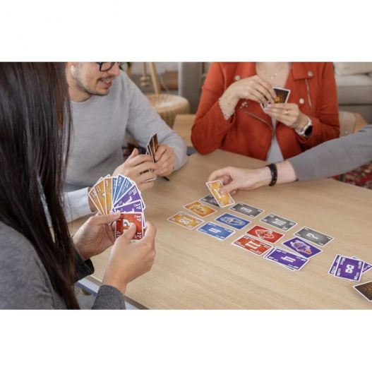 Personnes jouant au jeu Cabanga autour d’une table, cartes en main.