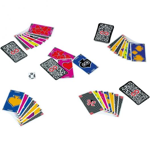Partie de Papayoo en cours avec des cartes étalées, un dé blanc à huit faces et plusieurs mains de joueurs autour d'une table.