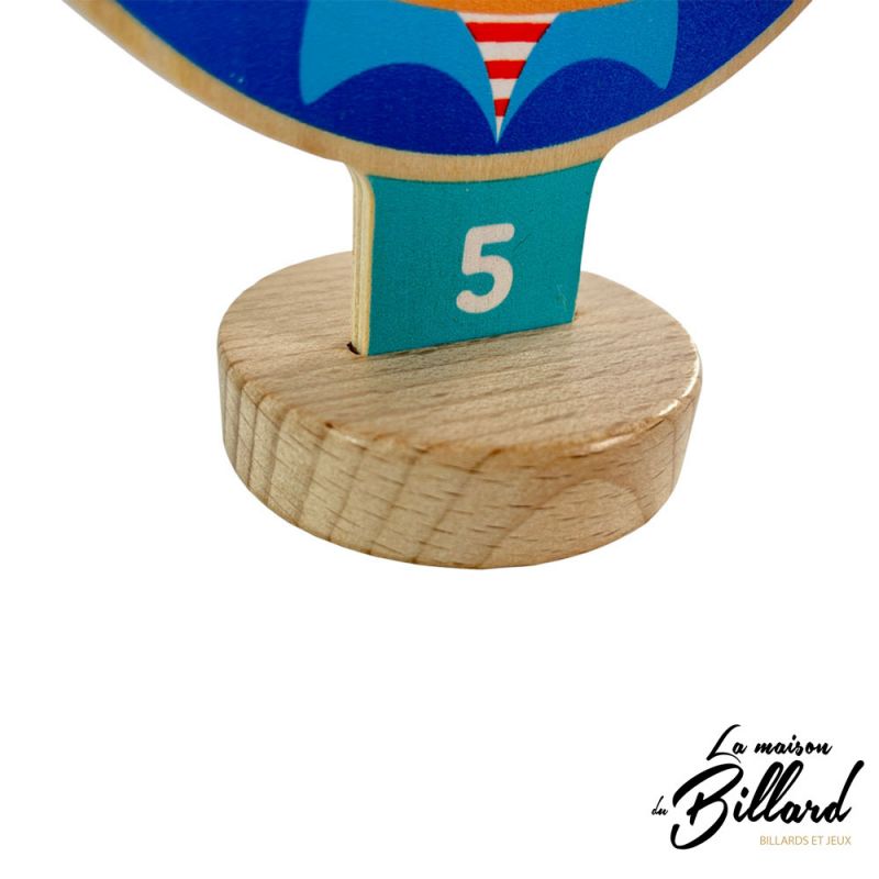 Zoom sur le socle en bois d'une cible du jeu Bande de pirates Goki, numérotée 5.
