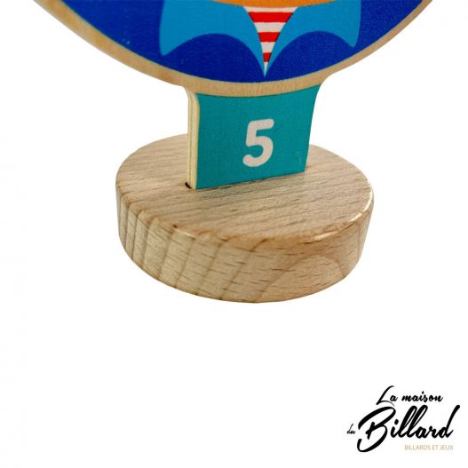 Zoom sur le socle en bois d'une cible du jeu Bande de pirates Goki, numérotée 5.
