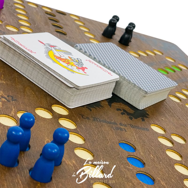 Jeu de Tock en bois avec cartes et pions colorés sur plateau perforé.