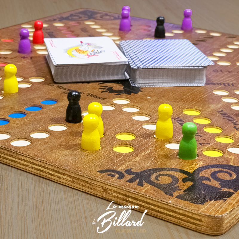 Gros plan sur les cartes et les pions du jeu Tock en bois La Maison du Billard.