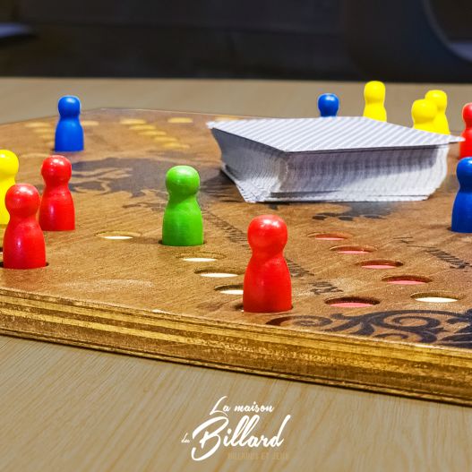 Plateau Tock en bois avec pions rouges, verts, jaunes et bleus autour des cartes.