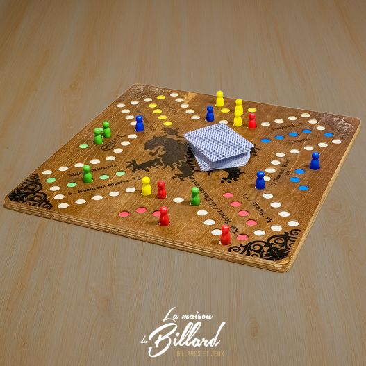Vue d'ensemble du plateau de jeu Tock en bois avec pions et cartes positionnés.