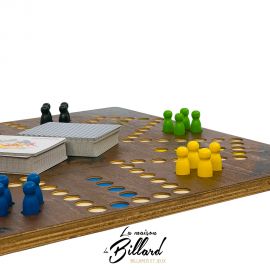Zoom sur les pions verts et jaunes du jeu de Tock en bois avec plateau perforé.
