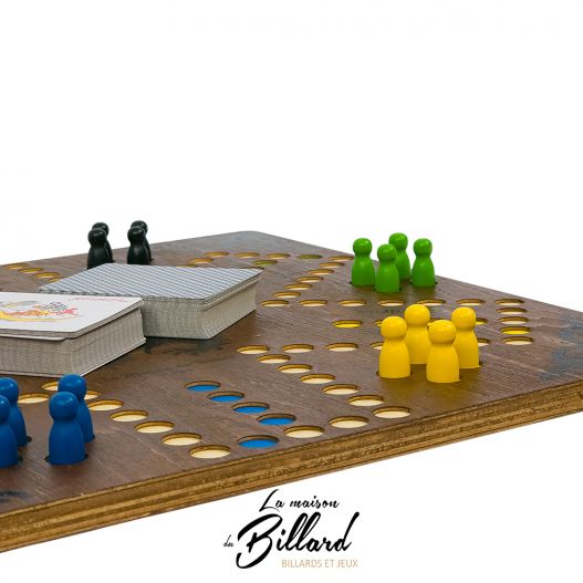 Zoom sur les pions verts et jaunes du jeu de Tock en bois avec plateau perforé.