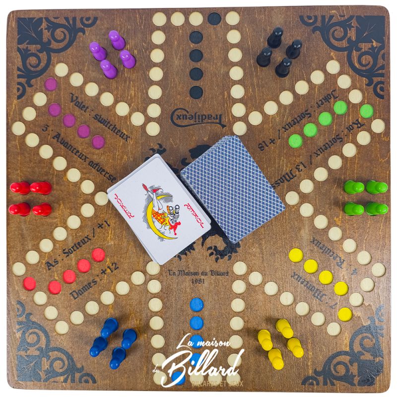 Vue du dessus du plateau de Tock en bois avec cartes et pions colorés.