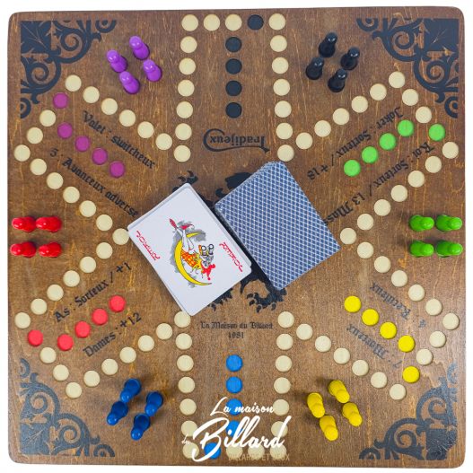 Vue du dessus du plateau de Tock en bois avec cartes et pions colorés.