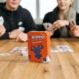 Partie de 6 qui prend ! en cours avec la boîte du jeu posée au centre de la table