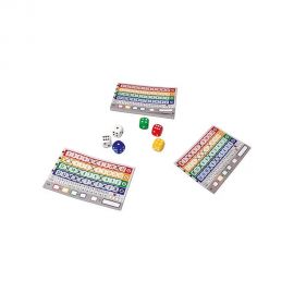 Mise en place du jeu Qwixx avec trois grilles de score et six dés colorés.