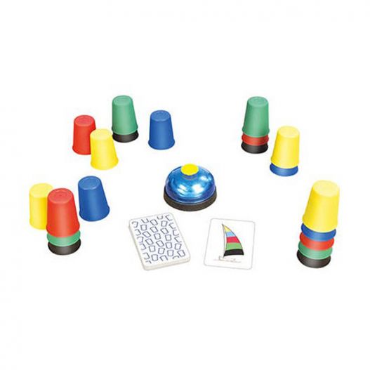 Contenu du jeu Crazy Cups avec gobelets colorés, cartes illustrées et sonnette bleue avec bouton jaune.