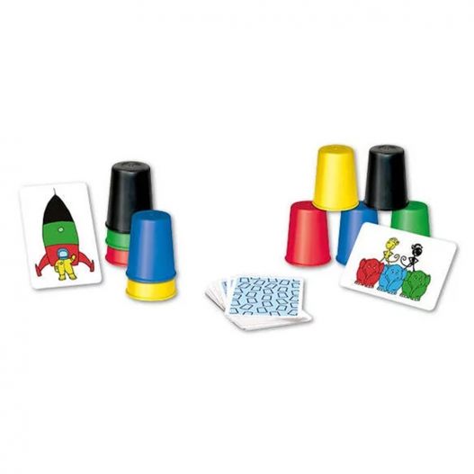 Matériel du jeu Crazy Cups + avec gobelets colorés empilés, cartes illustrées d'une fusée et d'éléphants, et cartes face cachée