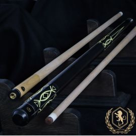 Queue de billard de la marque Lord Cue, mise ne valeur sur un fond tissu noir