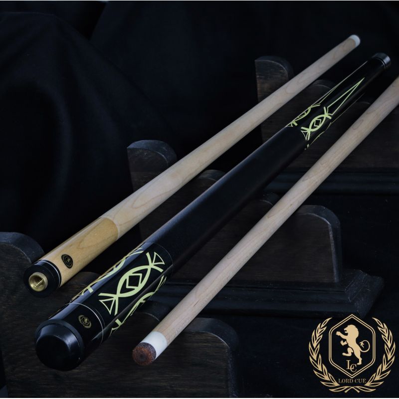Queue de billard de la marque Lord Cue, mise ne valeur sur un fond tissu noir