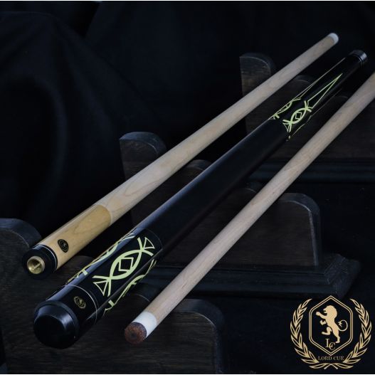 Queue de billard de la marque Lord Cue, mise ne valeur sur un fond tissu noir