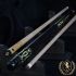 Queue de billard de la marque Lord Cue, mise ne valeur sur un fond tissu noir