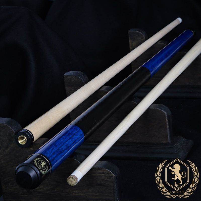 Queue de billard en bleu pour jouer au boules pleines et rayées