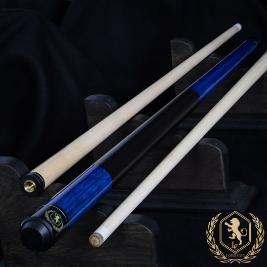 Queue de billard en bleu pour jouer au boules pleines et rayées