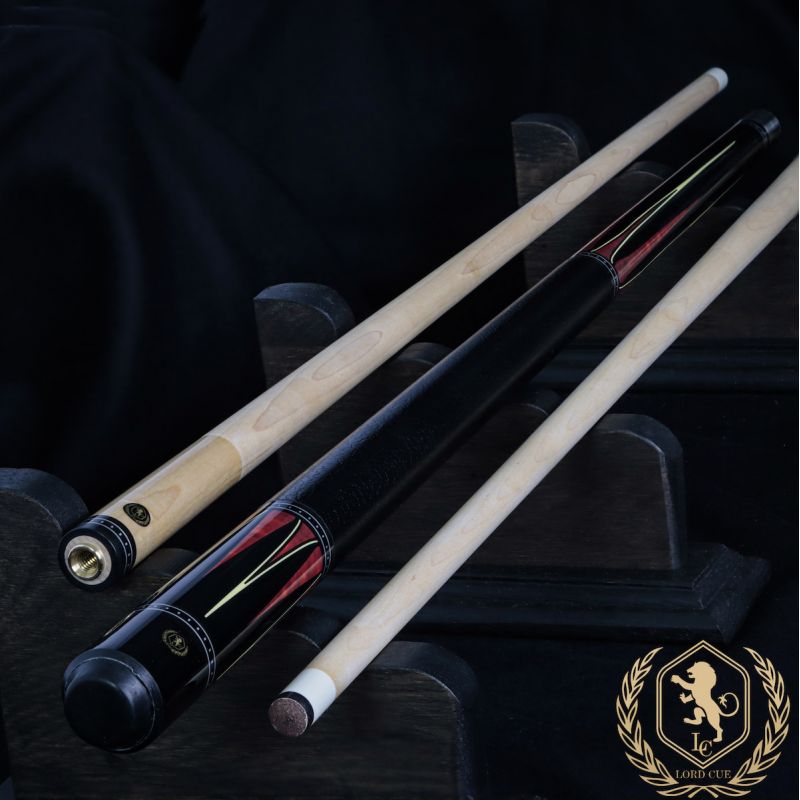 Un présentoir noir qui met en valeur une belle queue de billard