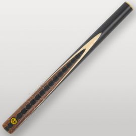 Détail du fût de la queue de billard Lord Cue Dragon, sculpture façon écaille de dragon sur bois sombre.
