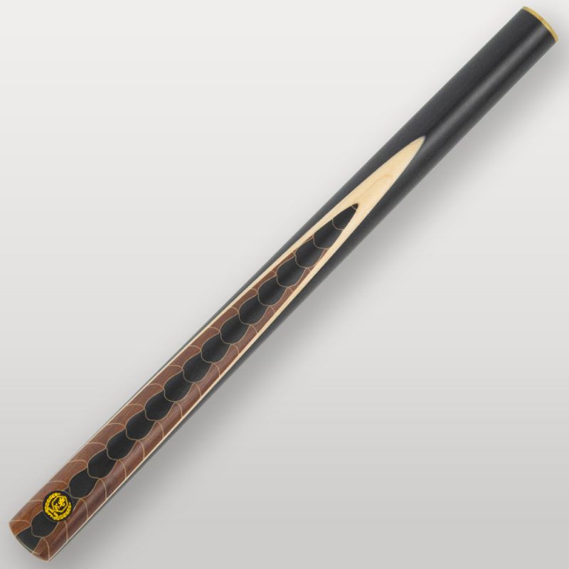 Détail du fût de la queue de billard Lord Cue Dragon, sculpture façon écaille de dragon sur bois sombre.